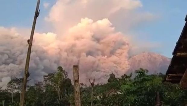 gunung semeru erupsi lagi pukul 02.46 WIB, Minggu (4/12/2022) dini hari