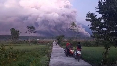 gunung semeru erupsi lagi pukul 02.46 WIB, Minggu (4/12/2022) dini hari