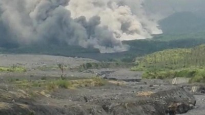 Potret Ngeri Gunung Semeru Muntahkan Awan Panas hingga Bikin Langit Kelabu
