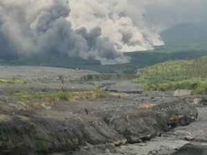 Potret Ngeri Gunung Semeru Muntahkan Awan Panas hingga Bikin Langit Kelabu