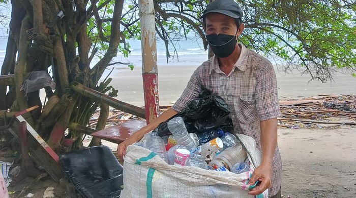 Hartono Ahmad (60), pemungut sampah di Kuta, Badung, Bali.