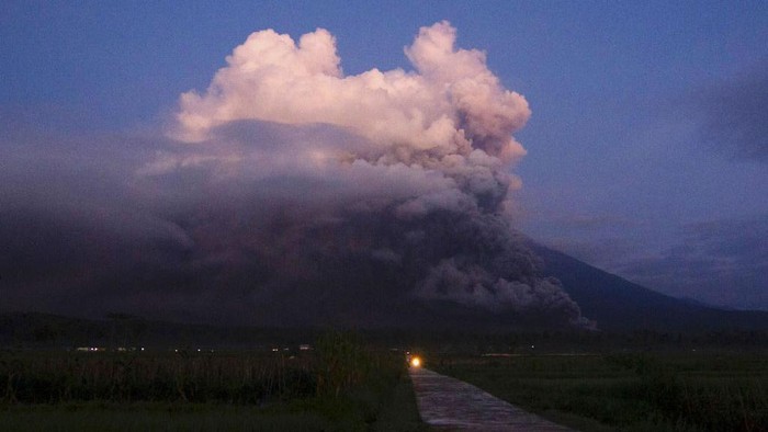 Mount Semeru spews smoke and ash in Lumajang on December 4, 2022. (Photo by Agus Harianto / AFP)