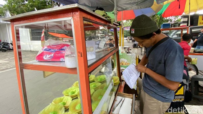 Indro, penjual kue ape di Kota Bandung, mendapat omzet Rp 100 ribu hingga Rp 300 ribu dalam satu hari.