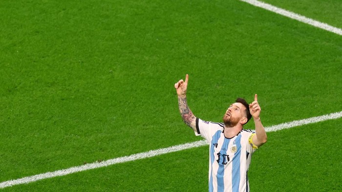 Messi dkk berhasil mengalahkan Australia di Ahmaed bin Ali Stadium, Minggu (4/12/2022). Kemanangan itu disaksikan langsung oleh istri Messi, Antonela Roccuzzo.