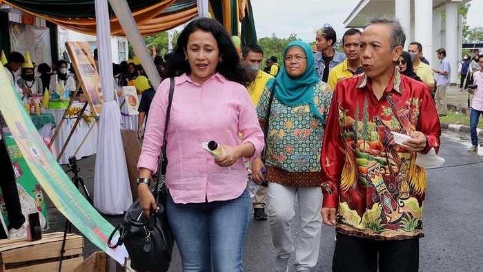 Jagung Manis Sebagai Bahan Pangan Alternatif Rektor Institut Teknologi Sumatera (ITERA) Prof. Dr. I Nyoman Pugeg Aryantha (kanan) dan Kepala Biro Perencanaan Umum dan Akademik Sri Sulistiawati, didampingi GM Corporate Affairs PT East West Seed Indonesia (EWINDO), Fransiska Fortuna (kiri), menyicipi jagung manis olahan mahasiswa, disela acara Lomba Kreativitas Display Jagung Manis produksi petani binaan Ewindo, di Kampus Itera, Lampung, Sabtu (3/12/2022) Melalui lomba yang diikuti ratusan mahasiswa Itera ini Ewindo mendorong jagung manis diantaranya varietas Bonanza Now dan Secada F1 yang memiliki berbagai nutrisi, vitamin dan antioksidan tinggi sebagai alternatif bahan pangan pokok selain beras. Jagung manis Bonanza Now dan Secada F1 memiliki potensi produksi yang sangat besar hingga 18 ton per Ha serta rasa manis tinggi sehingga potensi keuntungan petani juga sangat besar.