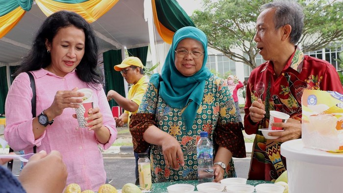 Rektor Institut Teknologi Sumatera (ITERA) Prof. Dr. I Nyoman Pugeg Aryantha (kanan) dan Kepala Biro Perencanaan Umum dan Akademik Sri Sulistiawati, didampingi GM Corporate Affairs PT East West Seed Indonesia (EWINDO), Fransiska Fortuna (kiri), menyicipi jagung manis olahan mahasiswa, disela acara Lomba Kreativitas Display Jagung Manis produksi petani binaan Ewindo, di Kampus Itera, Lampung, Sabtu (3/12/2022) Melalui lomba yang diikuti ratusan mahasiswa Itera ini Ewindo mendorong jagung manis diantaranya varietas Bonanza Now dan Secada F1 yang memiliki berbagai nutrisi, vitamin dan antioksidan tinggi sebagai alternatif bahan pangan pokok selain beras. Jagung manis Bonanza Now dan Secada F1 memiliki potensi produksi yang sangat besar hingga 18 ton per Ha serta rasa manis tinggi sehingga potensi keuntungan petani juga sangat besar.