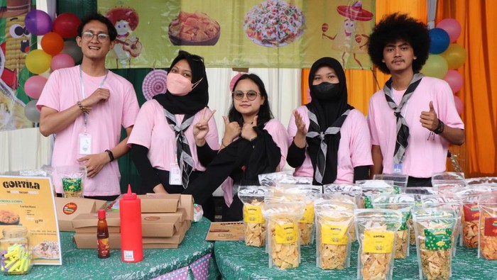 Jagung Manis Sebagai Bahan Pangan Alternatif Rektor Institut Teknologi Sumatera (ITERA) Prof. Dr. I Nyoman Pugeg Aryantha (kanan) dan Kepala Biro Perencanaan Umum dan Akademik Sri Sulistiawati, didampingi GM Corporate Affairs PT East West Seed Indonesia (EWINDO), Fransiska Fortuna (kiri), menyicipi jagung manis olahan mahasiswa, disela acara Lomba Kreativitas Display Jagung Manis produksi petani binaan Ewindo, di Kampus Itera, Lampung, Sabtu (3/12/2022) Melalui lomba yang diikuti ratusan mahasiswa Itera ini Ewindo mendorong jagung manis diantaranya varietas Bonanza Now dan Secada F1 yang memiliki berbagai nutrisi, vitamin dan antioksidan tinggi sebagai alternatif bahan pangan pokok selain beras. Jagung manis Bonanza Now dan Secada F1 memiliki potensi produksi yang sangat besar hingga 18 ton per Ha serta rasa manis tinggi sehingga potensi keuntungan petani juga sangat besar.