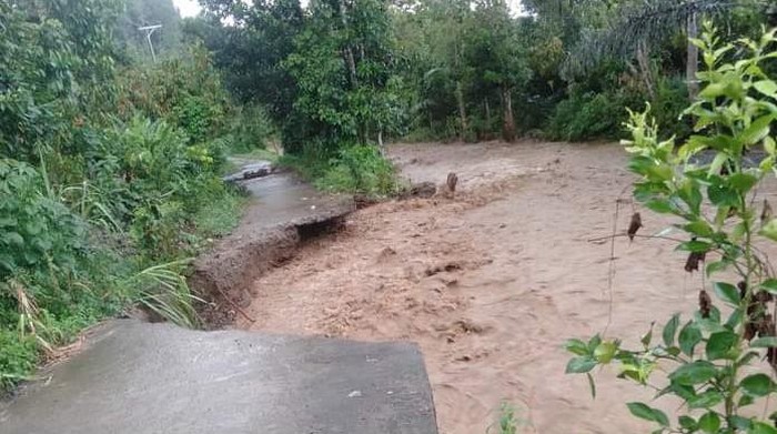 Jalan antardusun di Polman, Sulbar, terputus diterjang banjir.