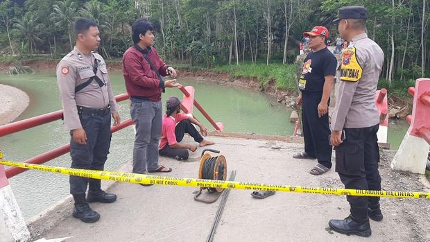 Jembatan Antardesa Di Pacitan Putus Saat Diperbaiki 2 Orang Terluka