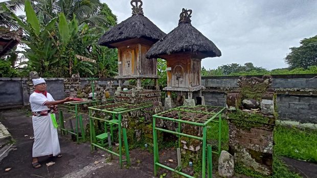 Jero Mangku I Made Jata menjelaskan sejumlah palinggih atau bangunan-bangunan suci yang ada di Pura Paneduhan. (chairul amri simabur/detikBali)