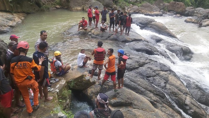 Pencarian orang tenggelam di sungai kawasan Kahyangan Desa Dlepih Kecamatan Tirtomoyo Wonogiri.