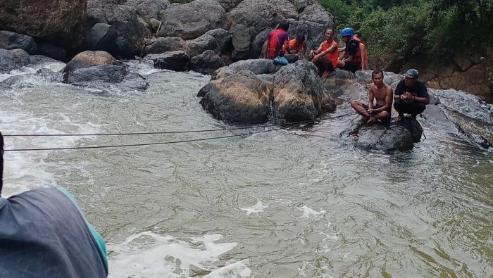 Pencarian orang tenggelam di sungai kawasan Kahyangan Desa Dlepih Kecamatan Tirtomoyo Wonogiri.