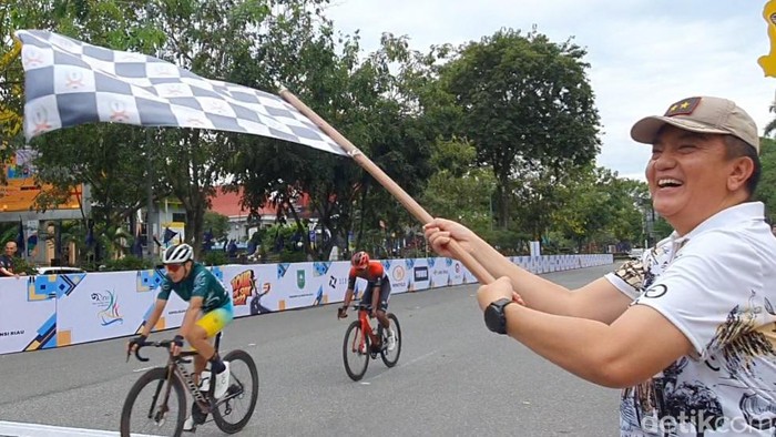 Kapolda Riau mengibarkan bendera di Finish Balapan