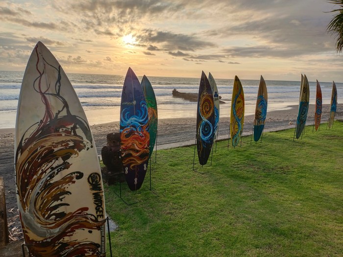Karya instalasi Art, Surf, and Marine Ecology karya Gede Oka Astawa berupa lukisan di atas papan surfing yang dipajang berjejer dalam pameran Komunitas Maharupa Batukaru di Amerta Villa and Resort, Pantai Pasut, Kecamatan Kerambitan. (Istimewa)