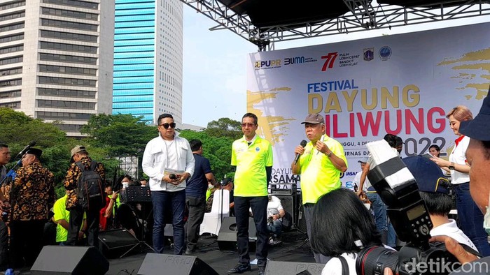 Momen Pj Gubernur DKI Jakarta Heru Budi Hartono bersama Menteri PUPR Basuki Hadimuljono saat di atas panggung Festival Dayung Ciliwung 2022 di BNI City