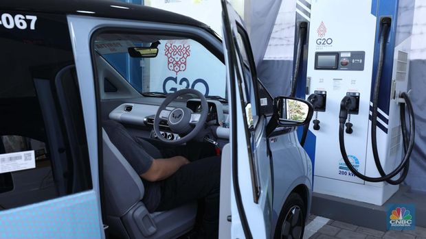 Kendaraan listrik menjadi mode transportasi resmi untuk mendukung operasional selama kegiatan KTT G20 Indonesia berlangsung. PLN menyiapkan Stasiun Pengisian Kendaraan Listrik Umum (SPKLU) di sejumlah titik, di kawasan pelaksanaan KTT G20. (CNBC Indonesia/Tri Susilo)