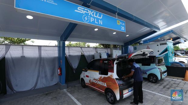 Kendaraan listrik menjadi mode transportasi resmi untuk mendukung operasional selama kegiatan KTT G20 Indonesia berlangsung. PLN menyiapkan Stasiun Pengisian Kendaraan Listrik Umum (SPKLU) di sejumlah titik, di kawasan pelaksanaan KTT G20. (CNBC Indonesia/Tri Susilo)