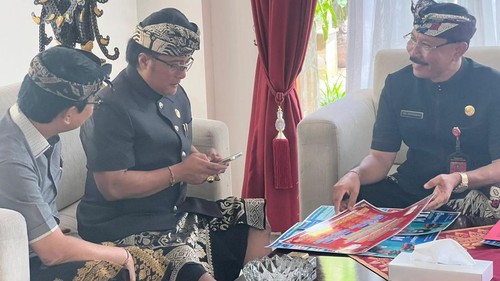 Kepala Dinas Perindustrian dan Tenaga Kerja kabupaten Badung I Putu Eka Merthawan (paling kanan). Foto: IST