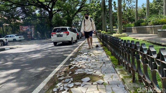 Keramik di jalur pedestrian Jalan Ciliwung, Kota Bandung, rusak.