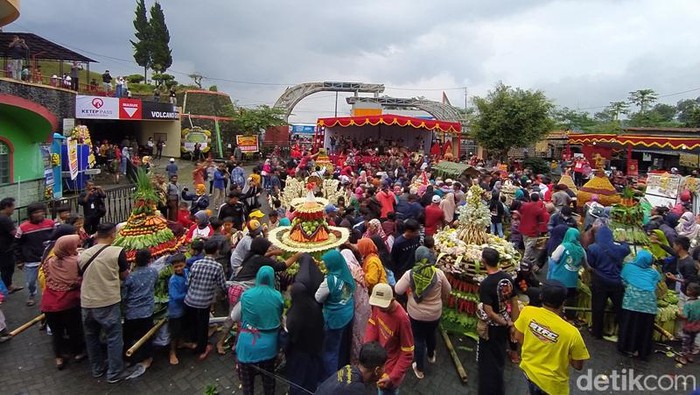 Kirab gunungan dalam Ketep Summit Fest 2022, Minggu (4/12/2022).