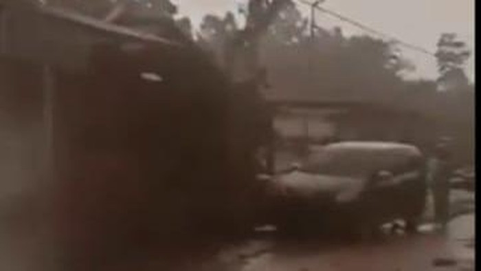 Kondisi Dusun Renteng, Desa Sumber Wuluh, Kecamatan Candipuro, Lumajang usai diterjang awan panas Semeru