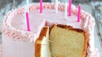 Biasanya sisa kue tart yang sudah dipotong akan dibiarkan begitu saja. Namun ada juga tips yang menggunakan roti sebagai penutup sisa kue itu untuk mencegah basi. Foto: ranker.com