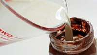  Wah ide jenius! Jika punya selai Nutella yang hampir habis, kamu bisa menambah air panas dan menjadikannya secangkir coklat hangat. Foto: ranker.com