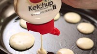 Tak perlu beli botol lain untuk menyimpan adonan pancake, botol bekas saus pun bisa digunakan untuk membuat pancake mini. Mau coba? Foto: ranker.com