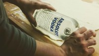 Jika tak punya rolling pin atau alat untuk memipihkan adonan, rupanya bisa juga loh pakai botol kaca seperti ini. Foto: ranker.com