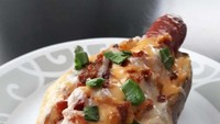 Bukan hanya roti, ternyata kentang panggang juga bisa loh dijadikan roti hot dog yang dilengkapi dengan sosis diatasnya. Foto: ranker.com