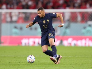 Bagaimana Cara Polandia Hentikan Mbappe? Naik Skuter