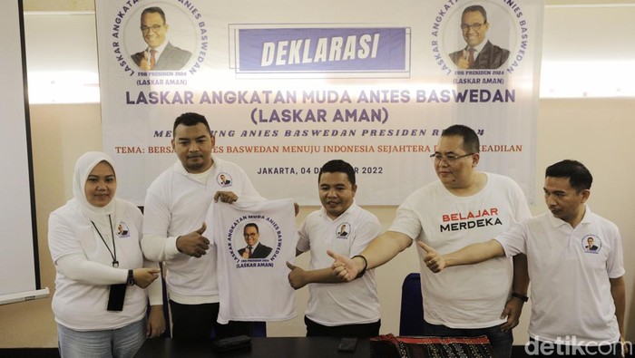 Laskar Angkatan Muda Anies Baswedan (AMAN) melakukan deklarasi mendukung Anies Baswedan maju sebagai Capres 2024. Deklarasi berlangsung di Hotel Sofyan Jakarta.