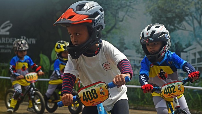 LOMBA SEPEDA DORONG DI SERANG Sejumlah ibu memberi semangat kepada anak mereka yang mengikuti lomba adu cepat sepeda dorong (pushbike) saat acara Race Education 2022 di GOR Kramatwatu, Serang, Banten, Minggu (4/12/2022). Acara yang digelar komunitas pecinta sepeda dorong AB Pushbike tersebut bertujuan melatih keseimbangan motorik anak serta menanamkan kegemaran pada olah raga sepeda pada anak sejak usia dini. ANTARA FOTO/Asep Fathulrahman/aww.