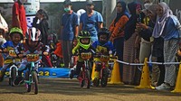 Para orangtua memberi semangat kepada anak-anaknya yang mengikuti lomba adu cepat sepeda dorong (pushbike).