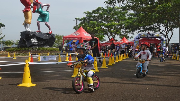 LOMBA SEPEDA DORONG DI SERANG Sejumlah ibu memberi semangat kepada anak mereka yang mengikuti lomba adu cepat sepeda dorong (pushbike) saat acara Race Education 2022 di GOR Kramatwatu, Serang, Banten, Minggu (4/12/2022). Acara yang digelar komunitas pecinta sepeda dorong AB Pushbike tersebut bertujuan melatih keseimbangan motorik anak serta menanamkan kegemaran pada olah raga sepeda pada anak sejak usia dini. ANTARA FOTO/Asep Fathulrahman/aww.