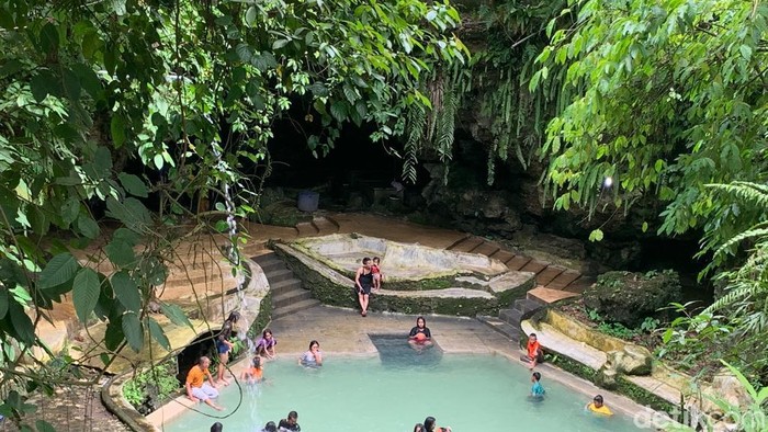 Mandi di air panas bisa menjadi pilihan untuk kamu saat berwisata di Gua Ergendang