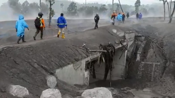 Material vulkanik menutup jembatan di Dusun Kajar Kuning dan Dusun Curah Kobokan, Kecamatan Candipuro, Lumajang