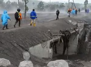 Awan Panas Semeru Timbun 2 Jembatan dan Sejumlah Rumah Warga