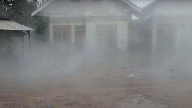 Material vulkanik menutup jembatan di Dusun Kajar Kuning dan Dusun Curah Kobokan, Kecamatan Candipuro, Lumajang