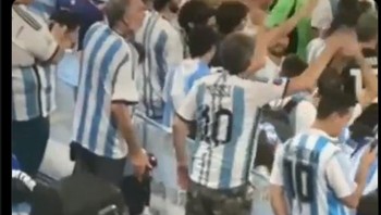 Pria di kursi roda tiba-tiba bisa berdiri lagi setelah melihat Messi main. Foto: Screenshot/Twitter