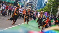 Sejumlah atraksi yang ditampilkan antara lain tarian tradisional, simulasi pasola atau atraksi perang di atas kuda, sampai memperkenalkan kerajinan khas Sumba Barat NTT.