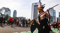 Pengunjung CFD Jakarta mengabadikan momen Parade Budaya Sumba Barat.