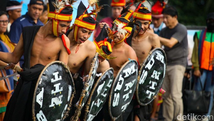 Mengenalkan Eksotisme Sumba Barat NTT di CFD Jakarta Parade Budaya Sumba Barat NTT menarik perhatian pengunjung CFD Jakarta. Acara ini bertujuan untuk mempromosikan budaya dan wisata di Sumba Barat.