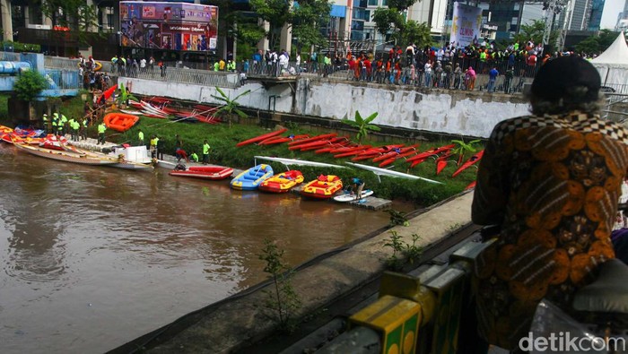 Mengintip Keseruan Festival Dayung Ciliwung 2022 Festival Dayung Ciliwung digelar hari ini. Festival ini juga dilakukan untuk pemanasan pra-Kejurnas Dayung 2022 sekaligus percontohan pengelolaan Ciliwung.