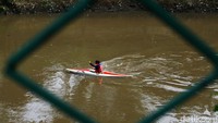 Festival Dayung Ciliwung digelar dengan menyusuri sungai dari kawasan Pasar Rumput hingga Stasiun BNI City, Jakarta, Minggu (4/12/2022).
