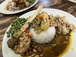 Pedas Gurih Nasi Ayam Bu Oki, Wajib Dicicip Saat Liburan di Bali