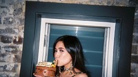 Saat ulang tahun, Niki Zefanya mendapat kejutan ulang tahun berupa kue varian cokelat. Beginilah momennya saat memegang kue tersebut. Foto: Instagram @nikizefanya