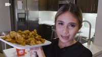 Tak hanya doyan kulineran, ternyata Niki Zefanya juga pandai memasak. Begini momen memasaknya yang kala itu disiarkan secara live. Foto: Instagram @nikizefanya