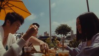 Tak hanya itu, Niki dan Rich Brian juga berkolaborasi dalam sebuah lagu berjudul California. Bersama dengan Warren Hue, begini adegan makan di video klipnya. Foto: Instagram @nikizefanya