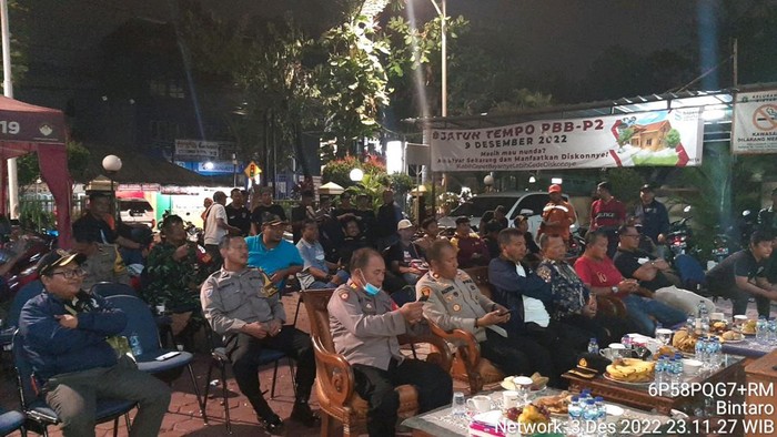 Nobar Piala Dunia 2022 bersama Polsek Pesanggarahan
